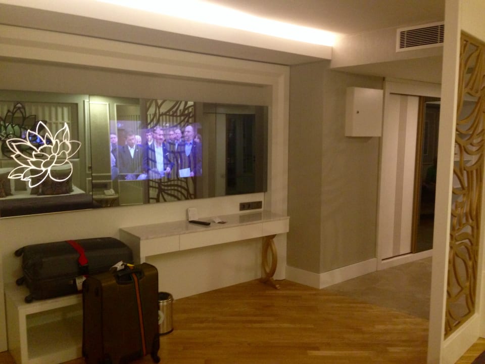 TV im Spiegel in der Suite  Adalya Elite Lara