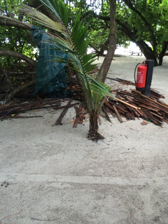 Müll am Strand Sandies Bathala Maldives