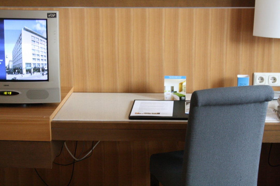 Schreibtisch und TV NH Collection Berlin Mitte Friedrichstrasse