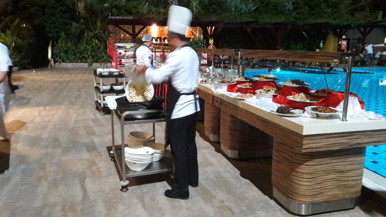 Was da lles weggeworfen und entsorgt wird, traurig Port Side Resort Hotel