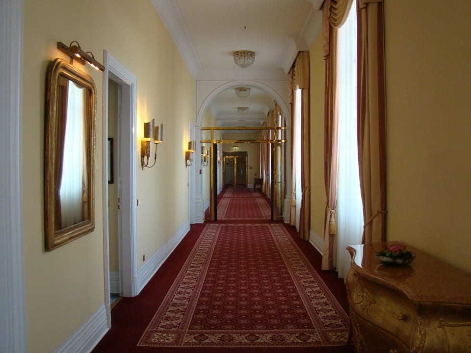 Zugang zum Zimmer in der Beletage Althoff Grandhotel Schloss Bensberg