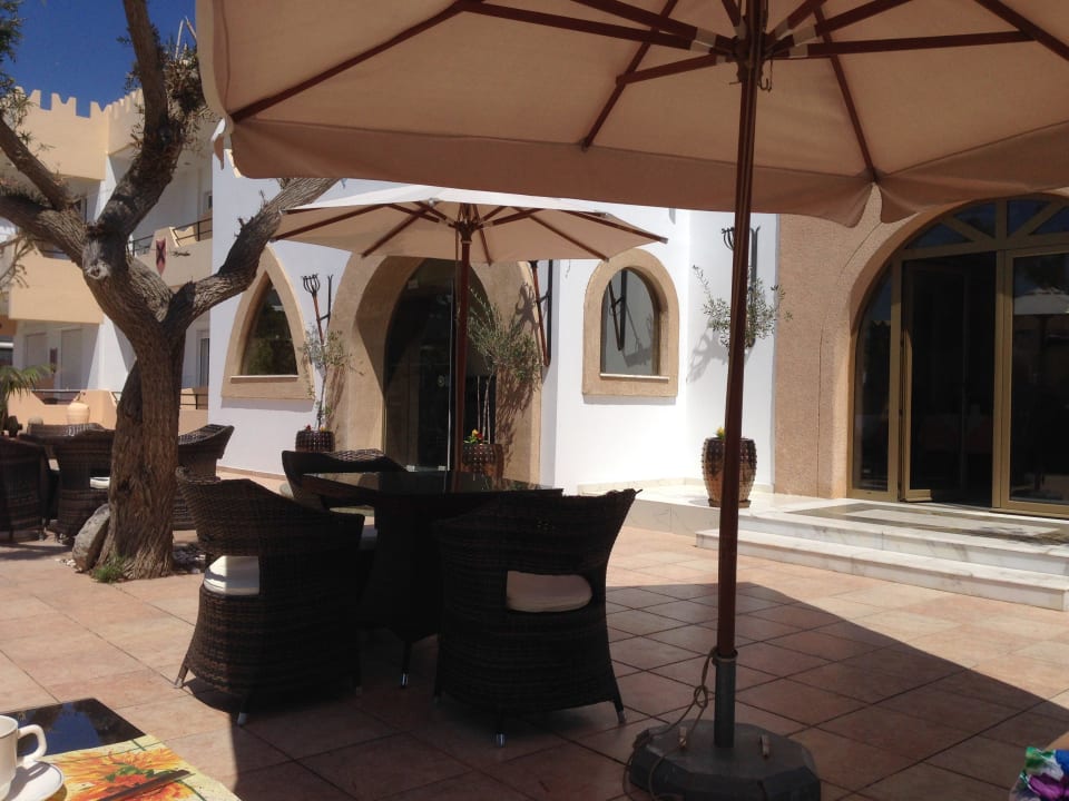 Sitzgruppe vor dem Frühstücksraum Castello Di Cavalieri Suites