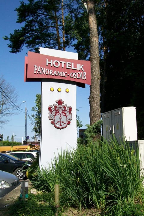 Vor dem Hoteleingang Hotel Panoramic-Oscar