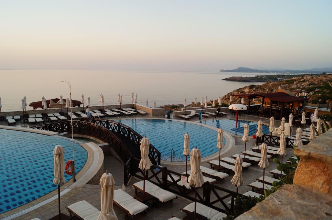 Pool beim Sonnenaufgang Hotel Kalithea Horizon Royal