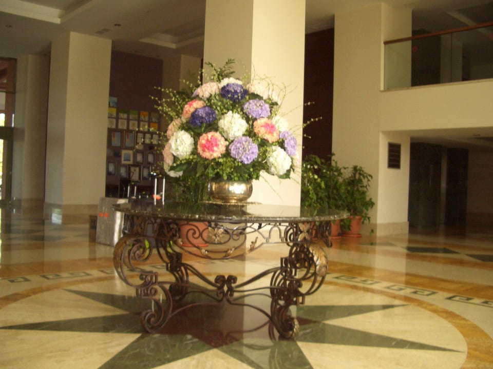 Schöne Blumen in der Lobby Arum Barut Collection