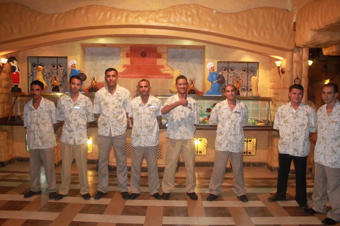 Einige der fleißigen Kellner Pickalbatros Alf Leila Wa Leila Resort - Neverland Hurghada