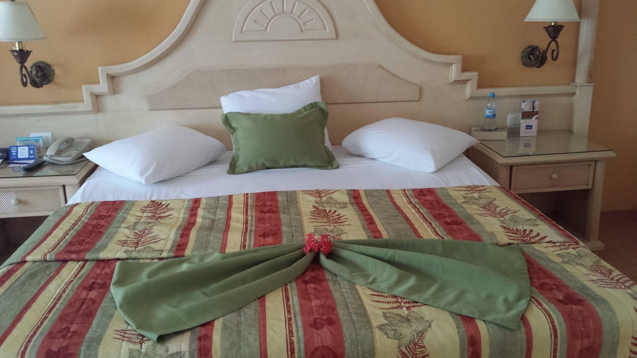 Jeden Tag neue Blumendeko Bahia Principe Grand El Portillo