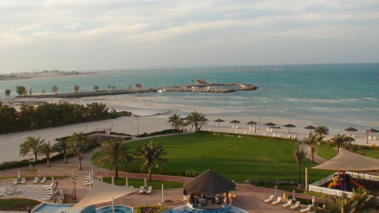 Vom Zimmer über den Garten zum Strand  Hotel Danat Jebel Dhanna Resort