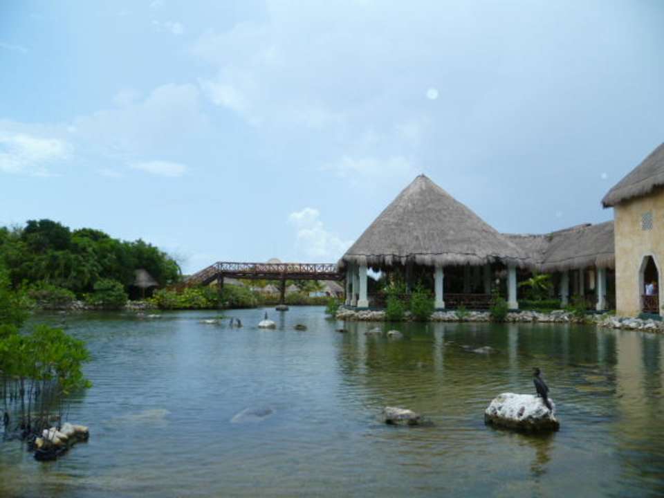 Durch die Hotelanlage zieht sich ein Fluß Grand Palladium Select White Sand Resort & Spa