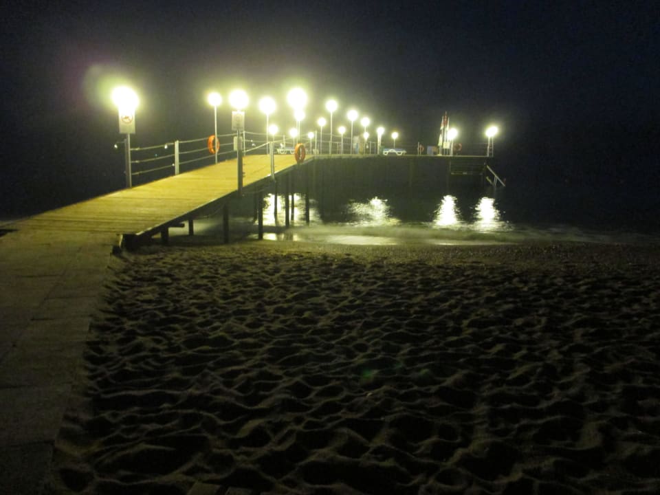Der Steg ins Meer bei Nacht Sunis Elita Beach Resort & Spa