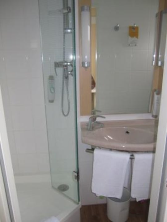 Bad: Dusche & Becken Hotel Ibis Augsburg Hauptbahnhof