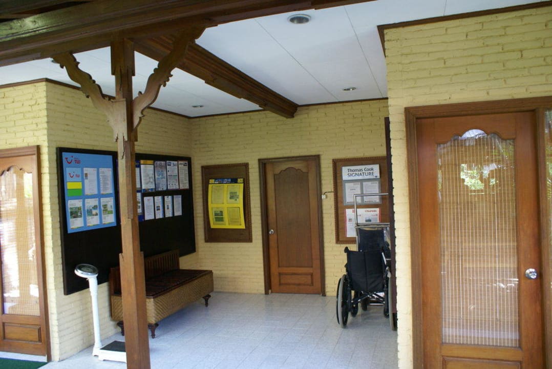 Reiseleiter-Informationsecke rechts der Rezeption Puri Santrian