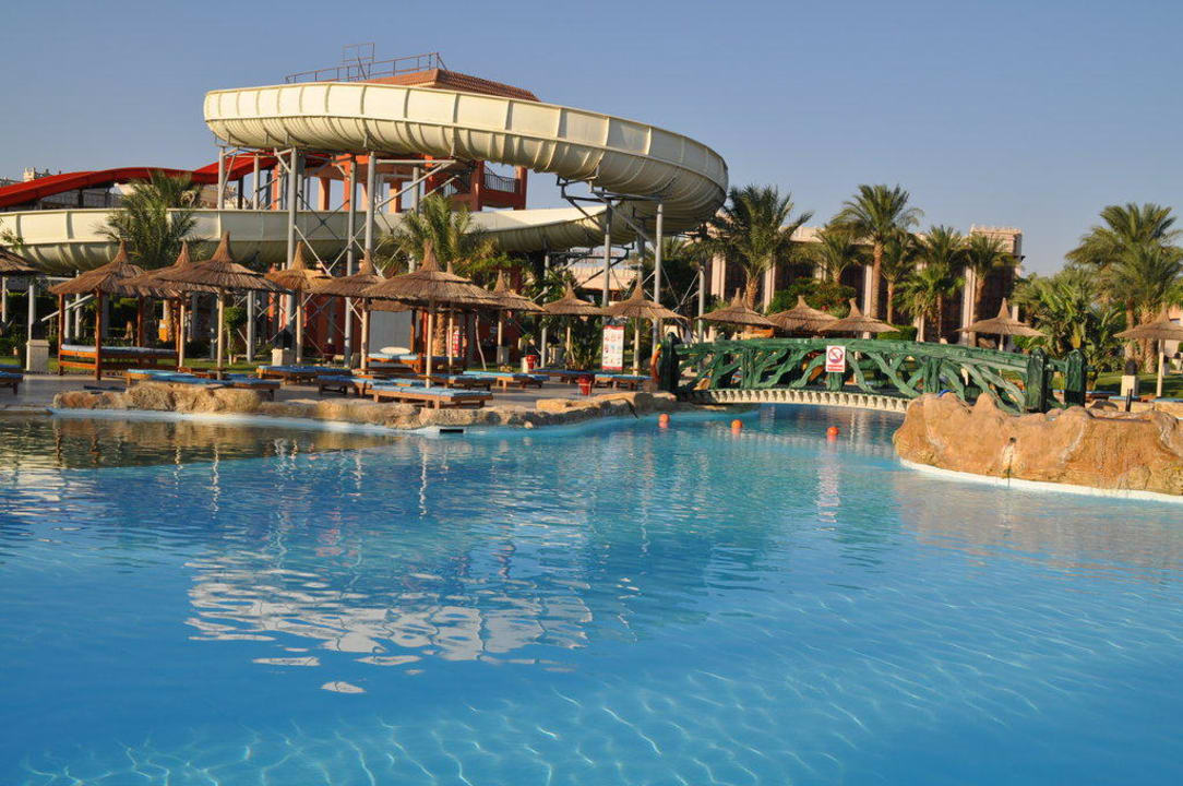 Poolanlage innerhalb der Hotelanlage Beach Albatros Resort