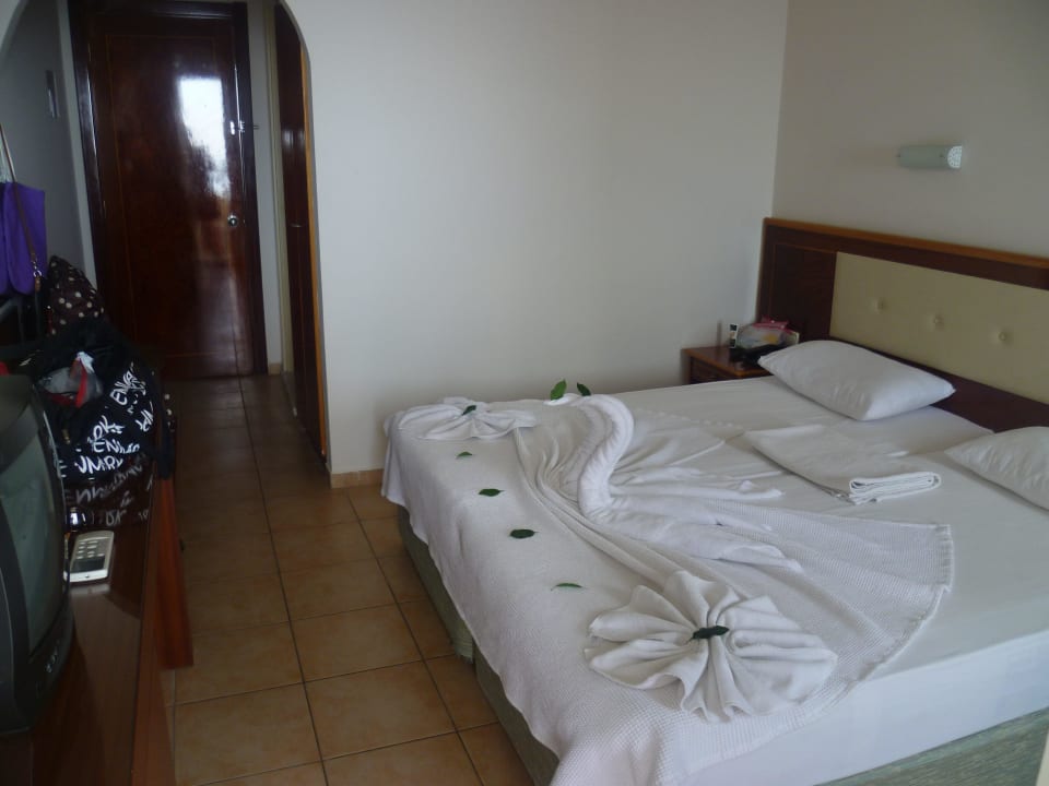 Nach einem Trinkgeld nette dekorierte Betten Hatipoglu Beach Hotel