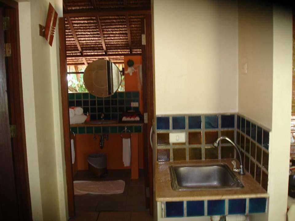 Abspülecke mit Blick aufs Innenbad Hotel Koyao Island Resort