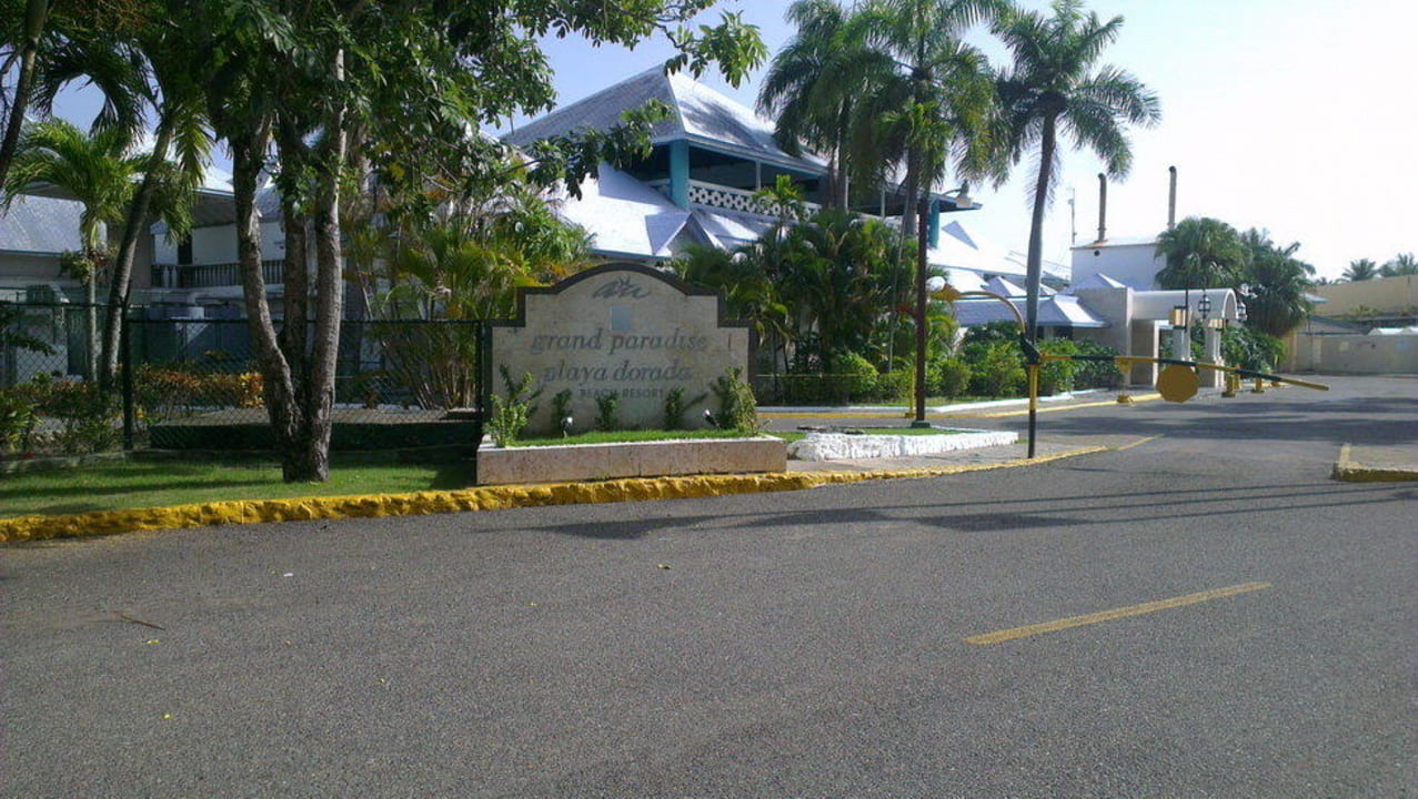 Hotel von Außen Grand Paradise Playa Dorada