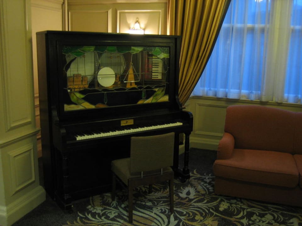Ein Klavier The Caledonian Edinburgh, Curio Collection by Hilton