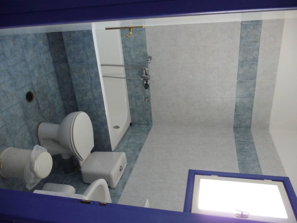 Badezimmer obere Etage mit Wanne  Glaros Studios & Apartments