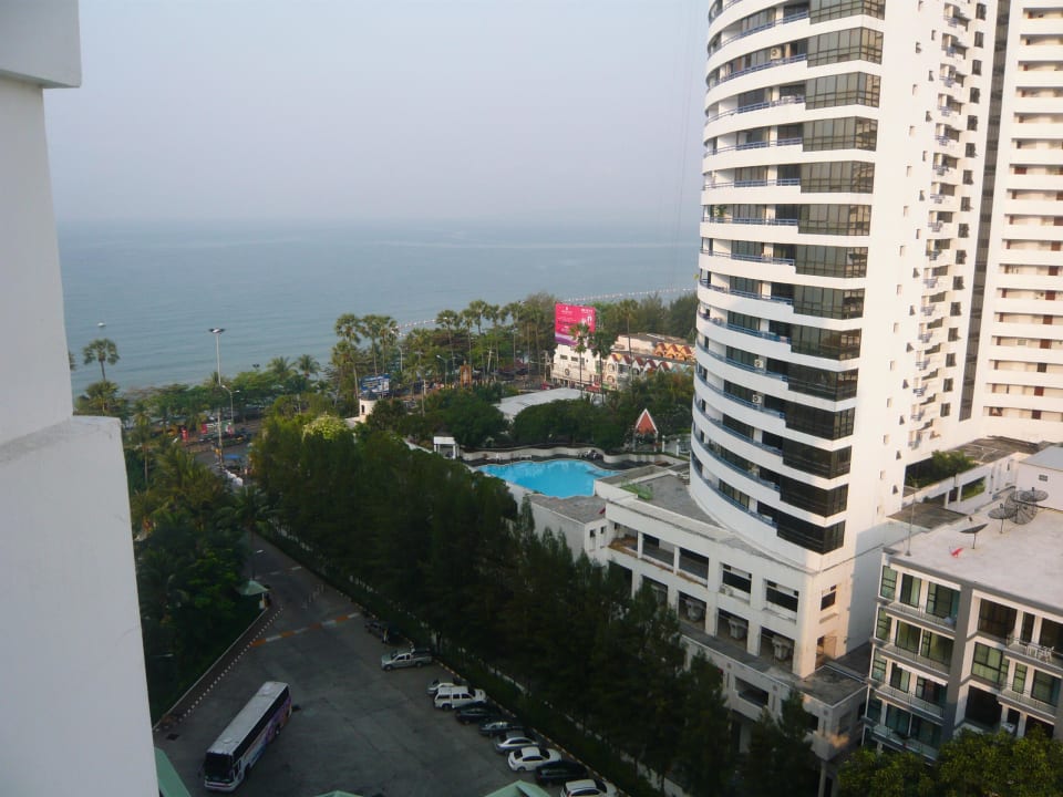 Blick zur Beachroad und der Hoteleinfahrt Hotel Jomtien Palm Beach