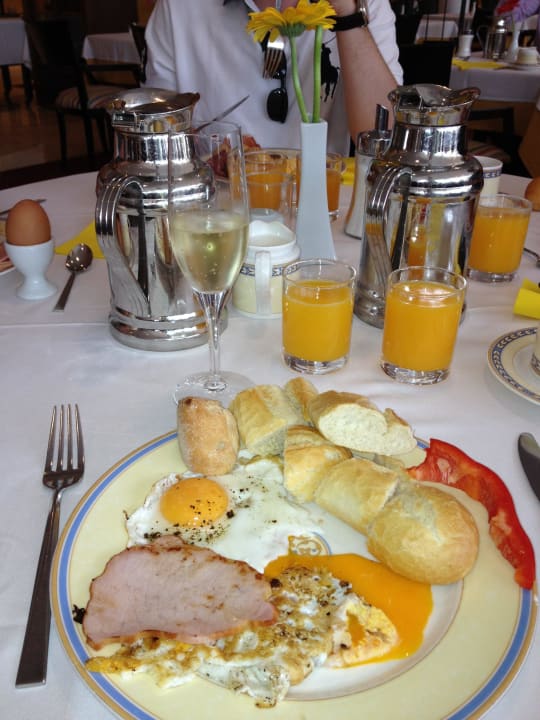 Frühstück nach der Nacht am Ballermann Grupotel Playa de Palma Suites & Spa