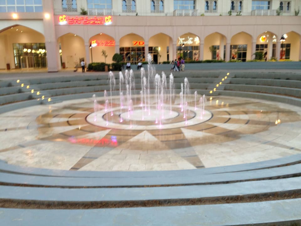 Innenbereich vom Einkaufscenter in Salalah mit Springbrunnen Hilton Salalah  Resort