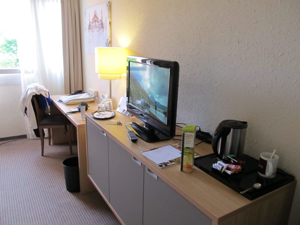 TV mit Sideboard Fürther Hotel Mercure Nürnberg West