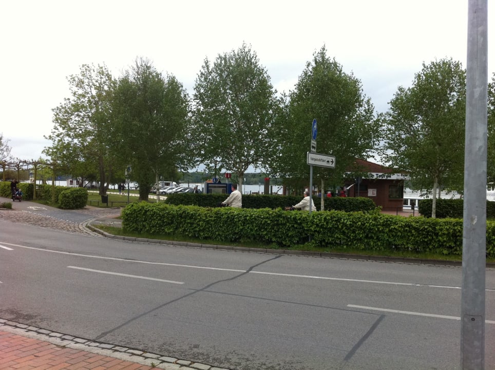 Block vom Parkplatz zur Müritz Hotel Harmonie