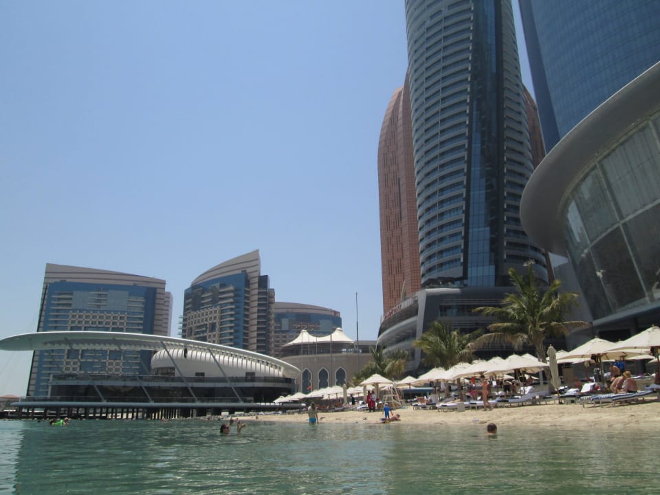 Aussicht vom Wasser auf das Hotel Conrad Abu Dhabi Etihad Towers