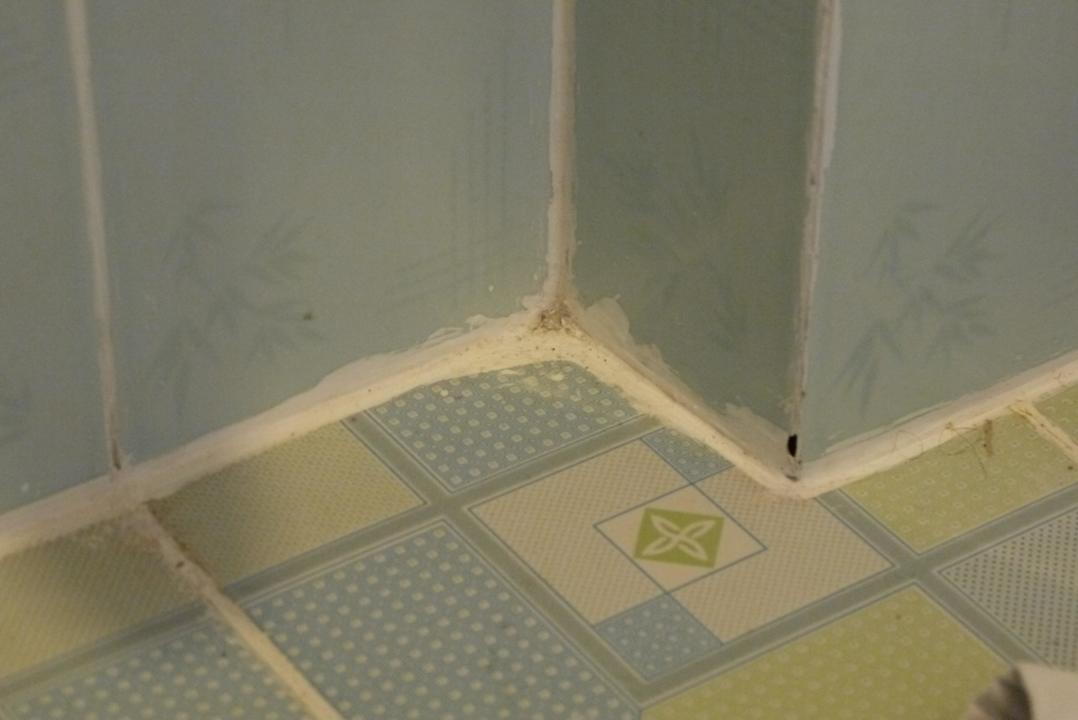 Dirty tiles in bathroom 602 Hotel Thaison Palace