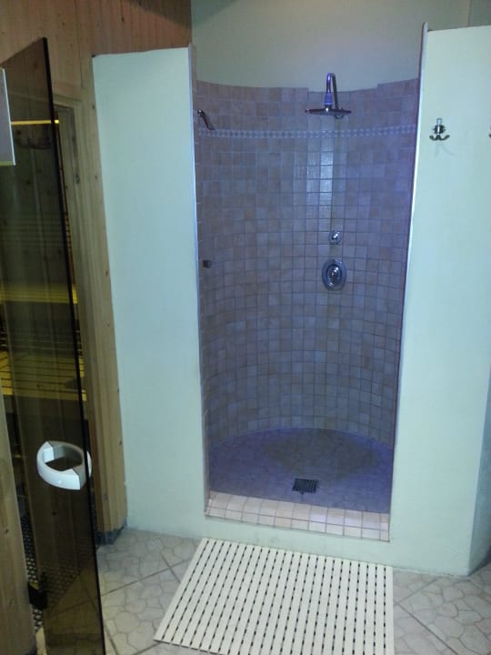 Duschbereich Innensauna Thula Wellnesshotel Bayerischer Wald