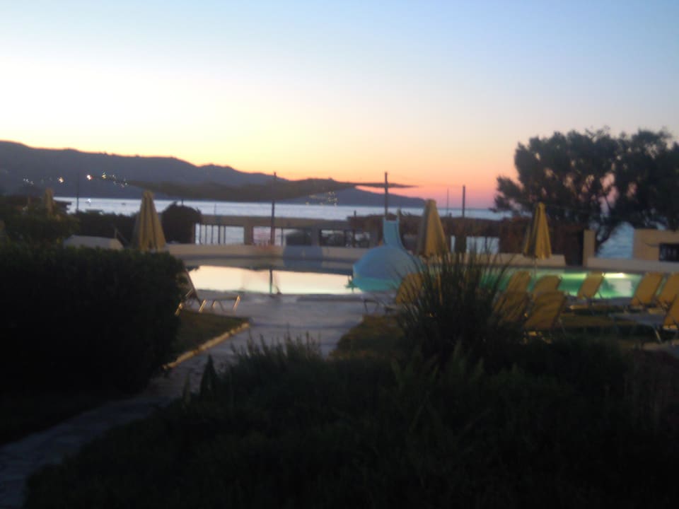 Der eine Pool am Abend  Apollonia Beach Resort & Spa