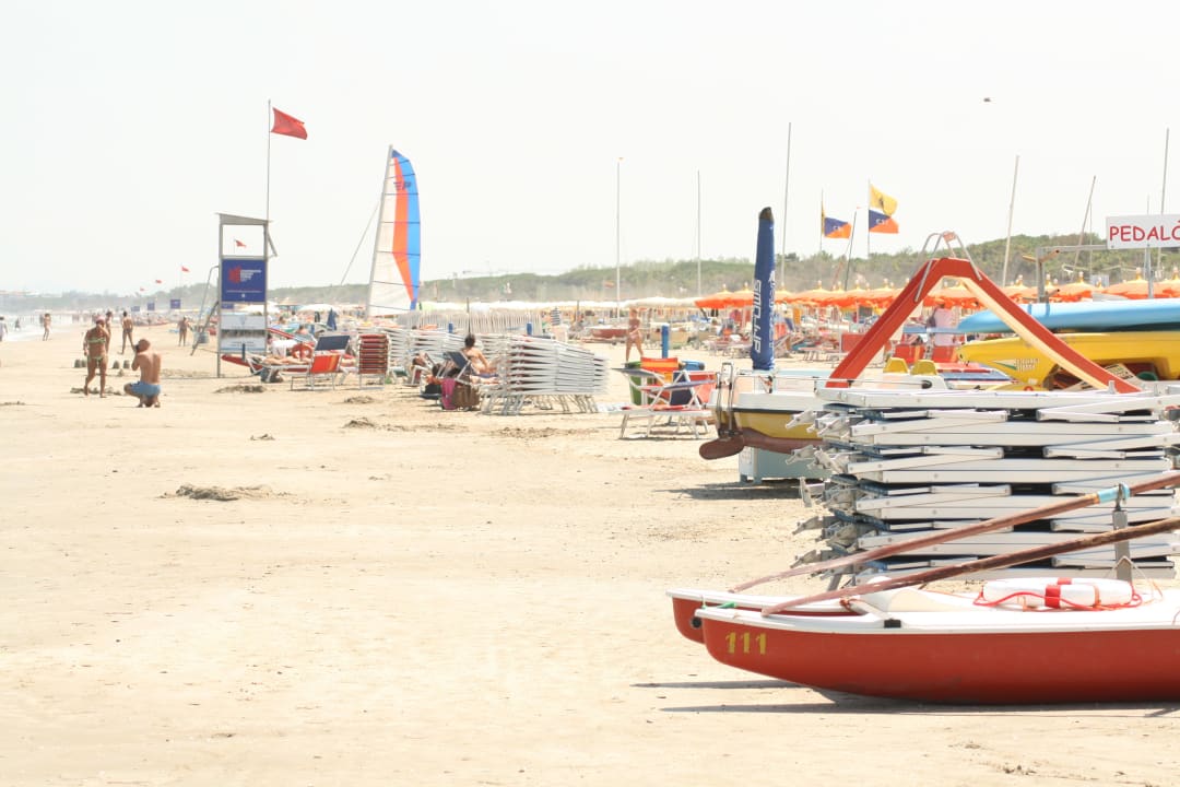Feinsandiger Strand mit vielen Muscheln Hotel Buratti