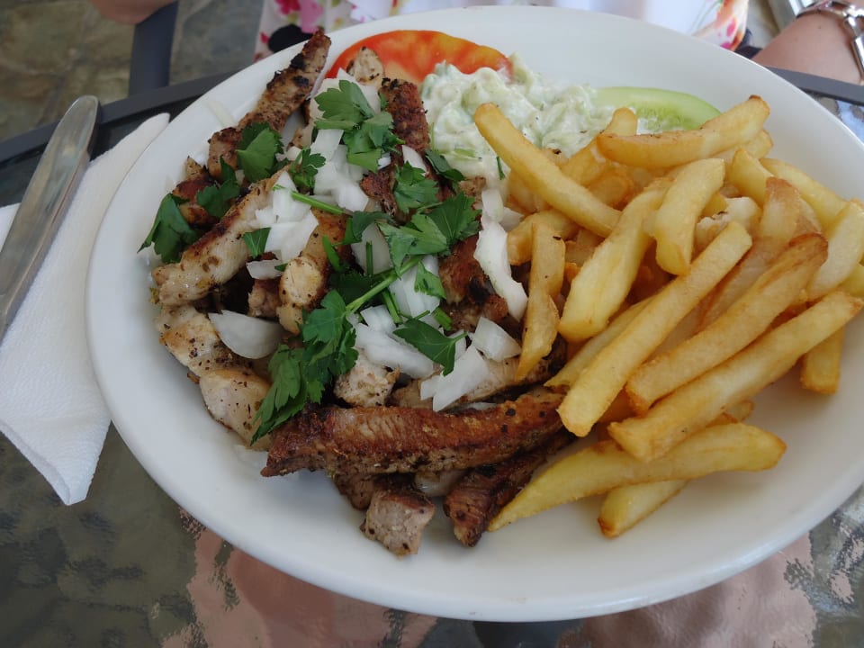 "Ein schmackhaftes Gyros an der Poolbar" Oasis Beach Hotel (Anissaras