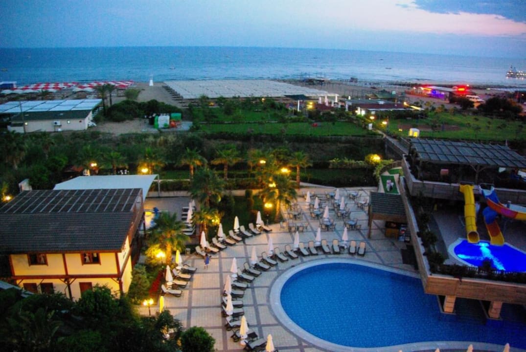 Anlage bei Nacht Diamond Excellence Resort & Spa