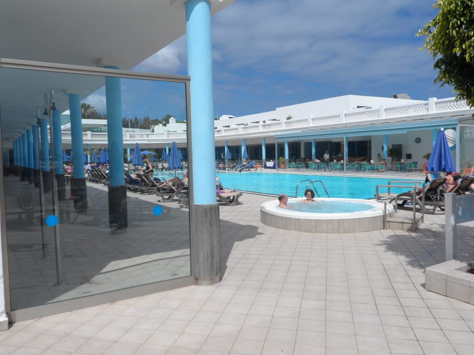 Blick auf das Restaurant und dessen Außenbereich Hotel Las Costas