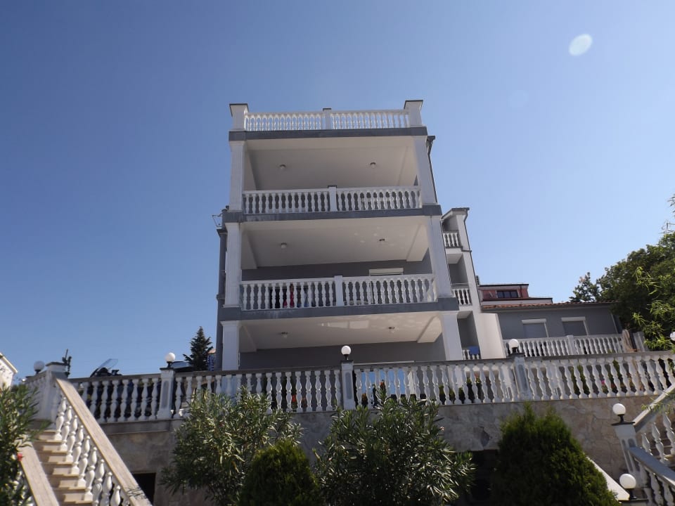 Außenansicht Swimmingpool-Villa Rosi