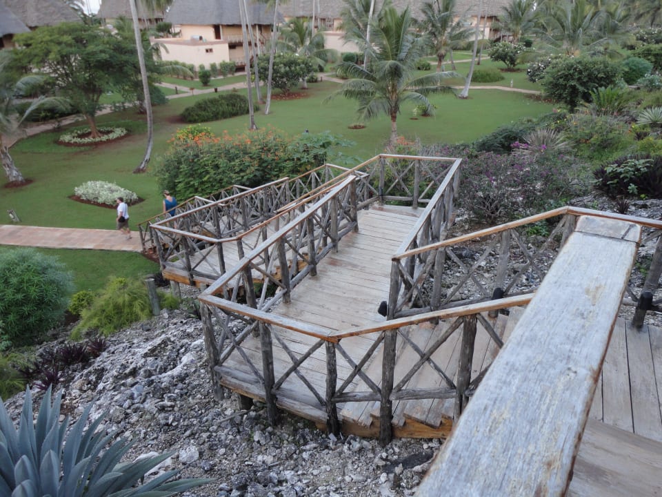 Treppe zu den Zimmern auf dem Hügel Neptune Pwani Beach Resort & Spa