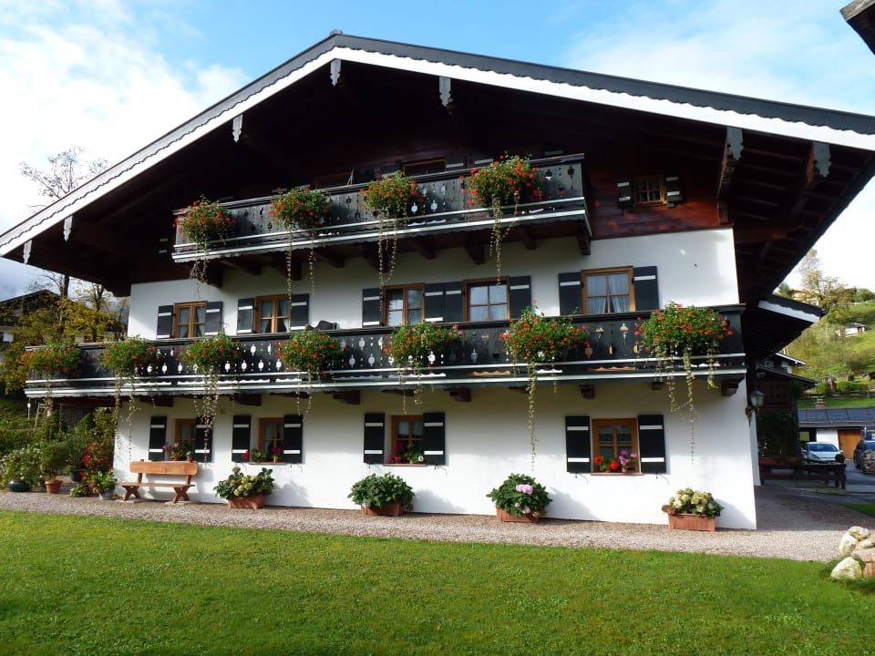 Von der Straßenseite aus fotografiert. Gästehaus und FeWo Egglerlehen