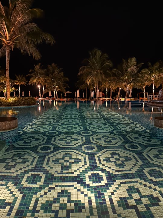Pool SAii Lagoon Maldives, Curio Collection by Hilton