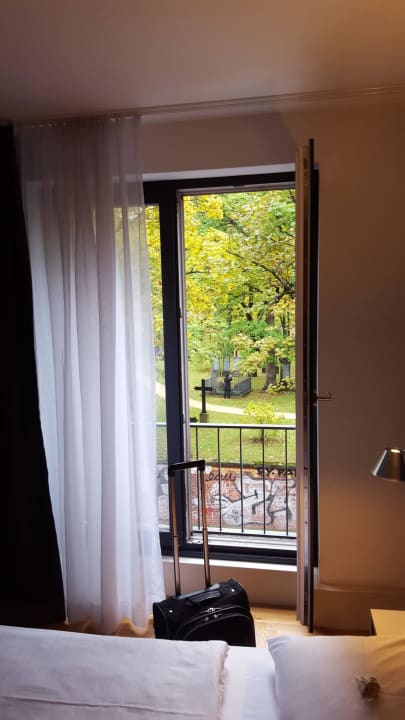 Ausblick aus dem Zimmer auf den Friedhof Hotel AMANO