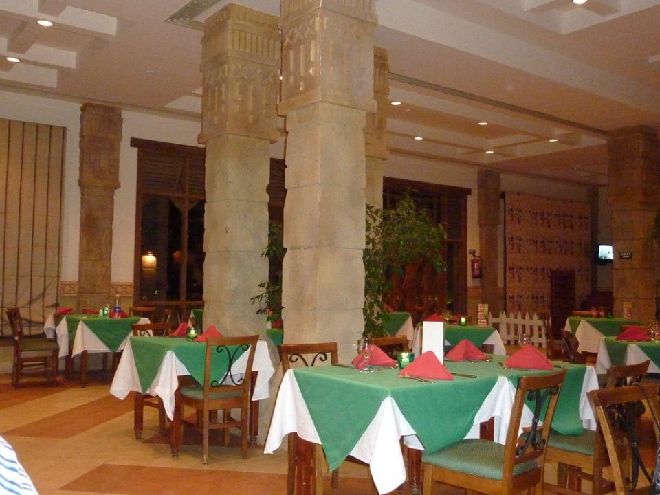 gedeckte Tische für's Abendessen Charmillion Sea Life Resort