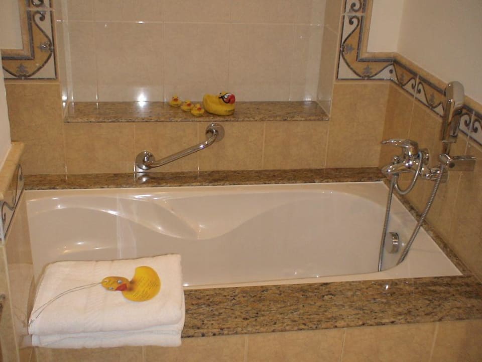Badewanne mit kleinen Aufmerksamkeiten Hotel Le Meridien Al Aqah Beach Resort