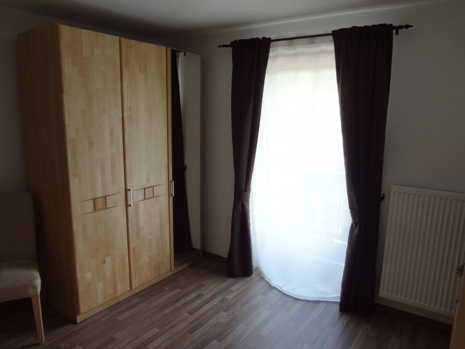 Schlafzimmer mit Tür zum Balkon Ferienwohnung Grüsser