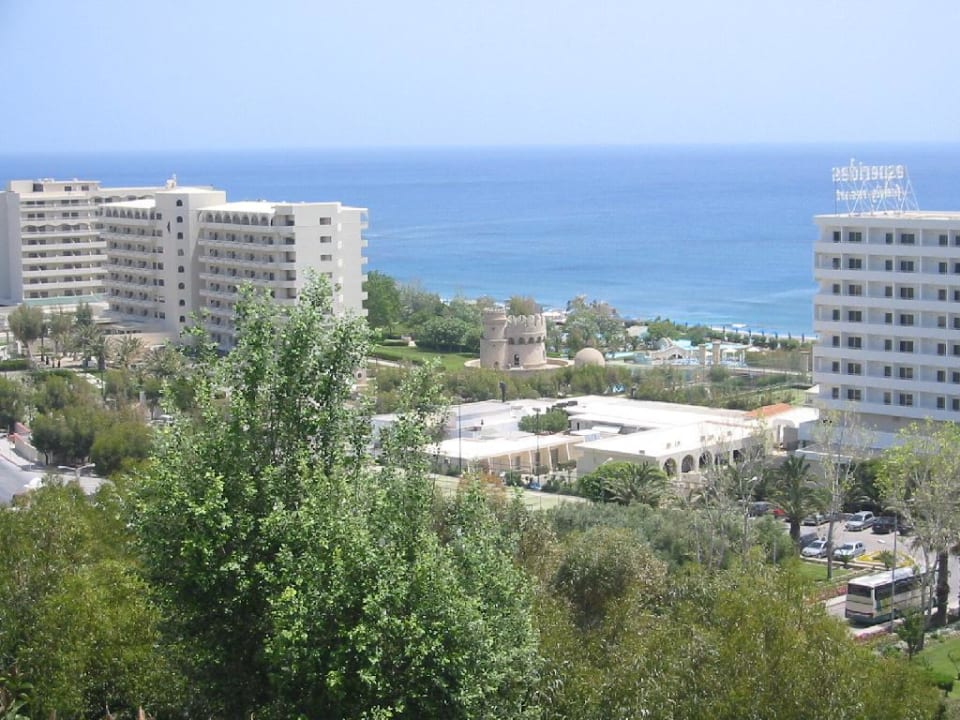 Blick von Esperos Village auf Esperos Palace (links) Esperos Palace Resort & Spa