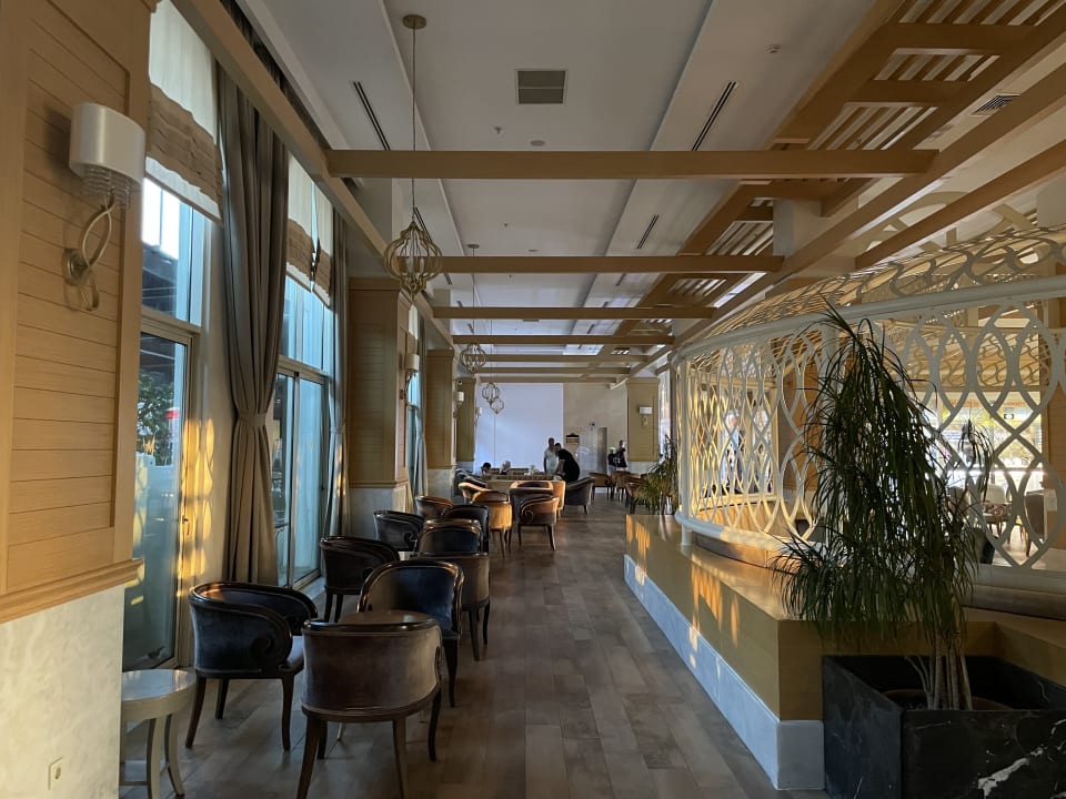 Lobby Well Palace Side