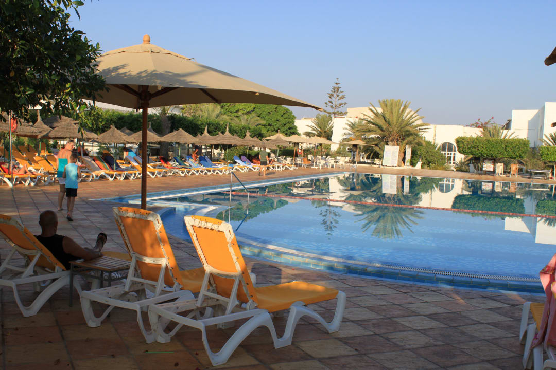 Hauptpool sehr gepflegt, ausreichend Liegen Djerba Aqua Resort