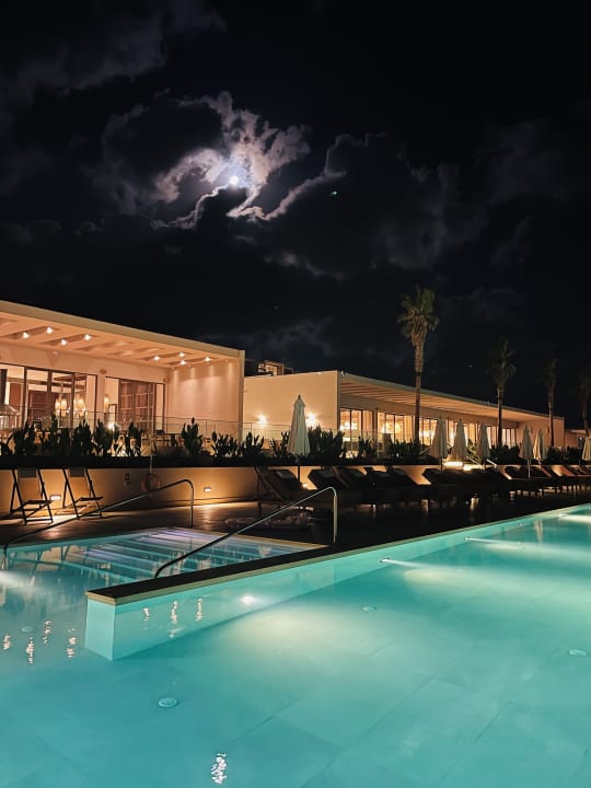 Pool The Royal Senses Resort, Curio Collection by Hilton