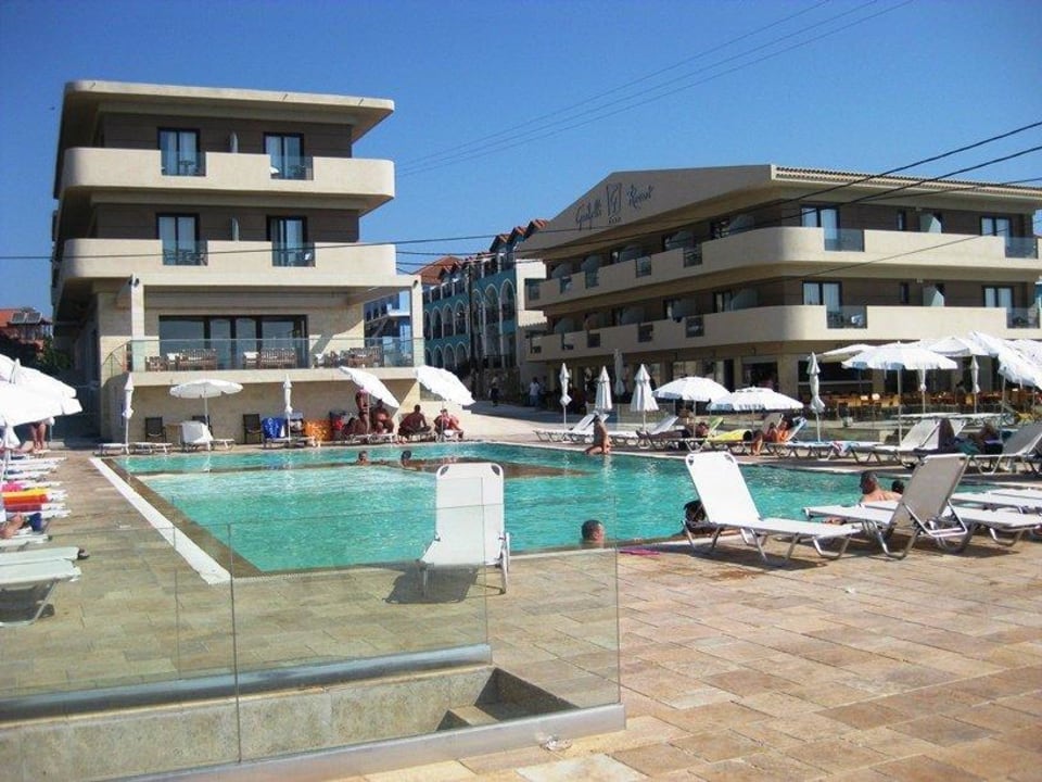 Widok z basenu pasywnego Gardelli Resort Art Hotel