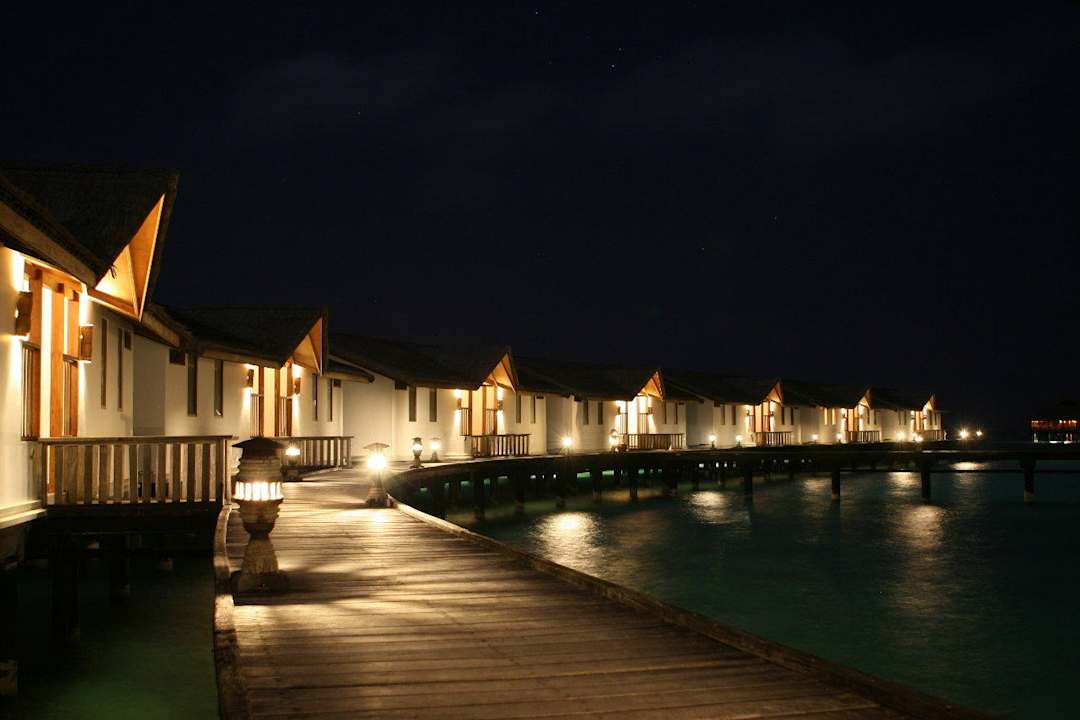 Waterbungalows in der  Nacht NH Collection Maldives Reethi Resort