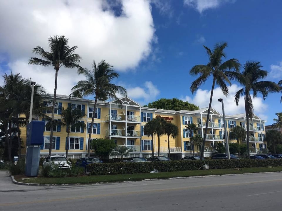 Hotel vom Strand (Strasse) her gesehen Hotel Sheraton Suites Key West